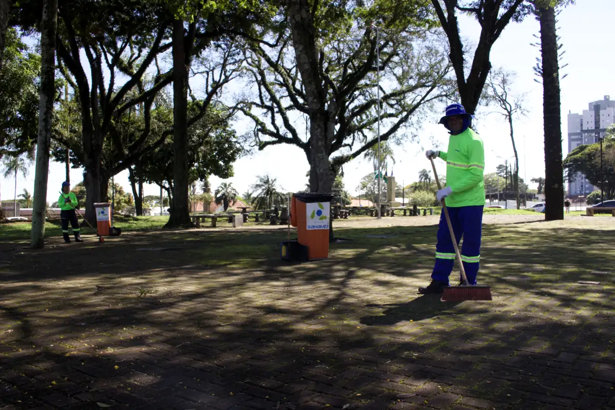 Equipe da Sanambi realizando limpeza urbana em parque e espaço público de Rolândia