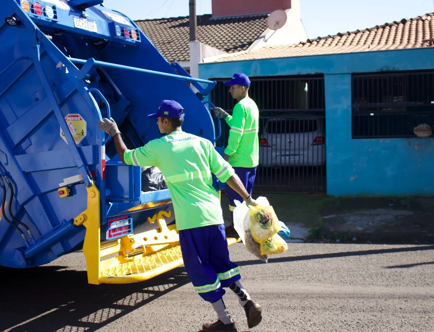 Equipe da Sanambi realizando a coleta de resíduos em Rolândia